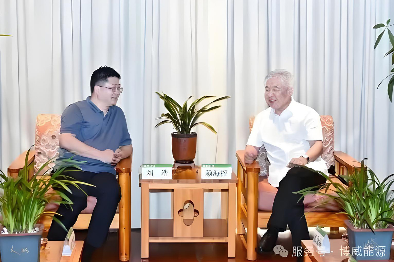 亚星游戏能源董事长刘浩一行返回母校，，，，，，，加入了2025年的结业仪式，，，，，，，并获得了学位奖励